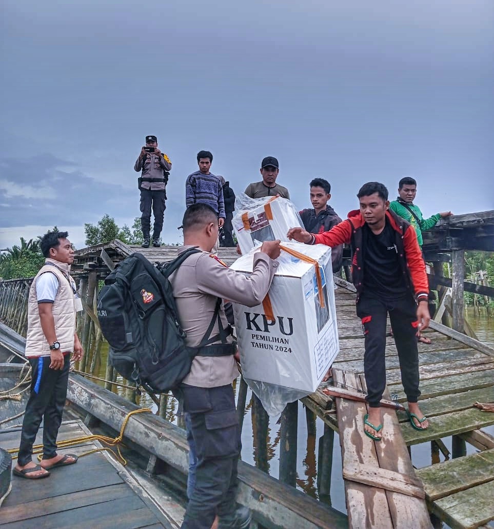 Distribusi logistik di TPS 002 Dusun Pengaram  Desa Mengkikip, yang terletak di kawasan terpencil.