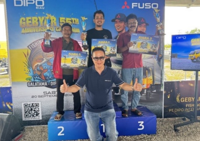 Branch Manajer PT Dipo Internasional Pahala Otomotif untuk wilayah Riau, Burhanudin Chang foto bersama pemenang lomba mancing. Foto dok DIPO.