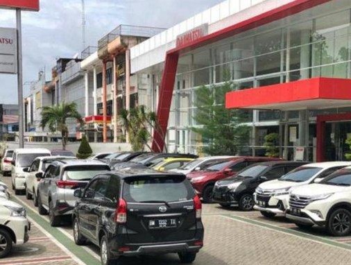 Bengkel Daihatsu dipadati pelanggan setia, bukti layanan terpercaya.