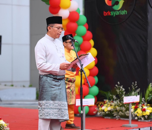 Sambutan Plt Gubernur Riau SF Hariyanto dibacakan oleh Helwin Yunus yang bertindak sebagai pembina upacara. 