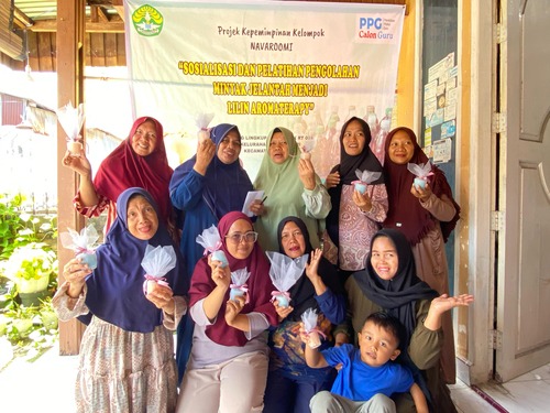 Mahasiswi PPG UNRI memberdayakan Ibu-Ibu PKK di Pekanbaru melalui pelatihan pembuatan lilin aromaterapi kreatif dari limbah minyak jelantah. (Foto: Istimewa)