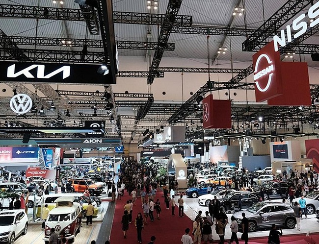 Keriuhan pameran otomotif Gaikindo Indonesia International Auto Show (GIIAS).
