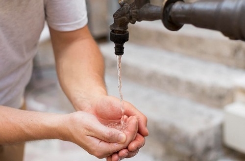 Hukum berbicara saat wudhu.(ilustrasi/int)