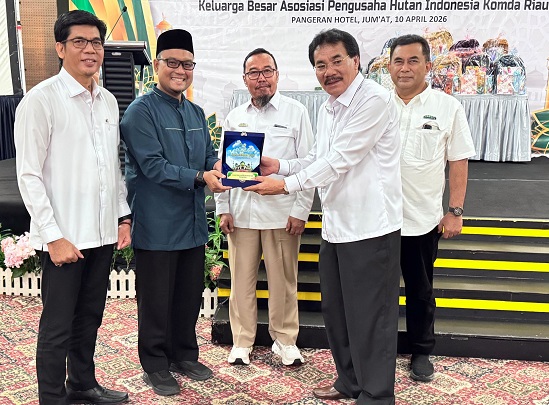 Ketua APHI Riau, Muller Tampubolon menyerahkan penghargaan saat menggelar halal bihalal di Pekanbaru.