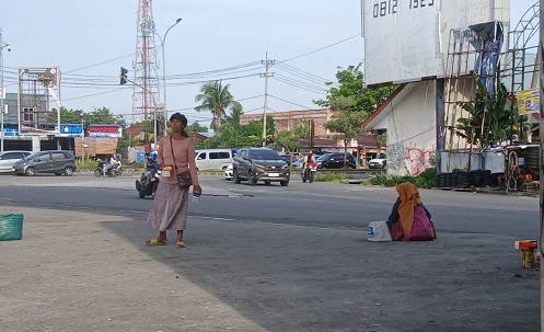 Aktivitas gepeng di flyover Pasar Pagi Arengka Pekanbaru.(foto: rafli/halloriau.com)