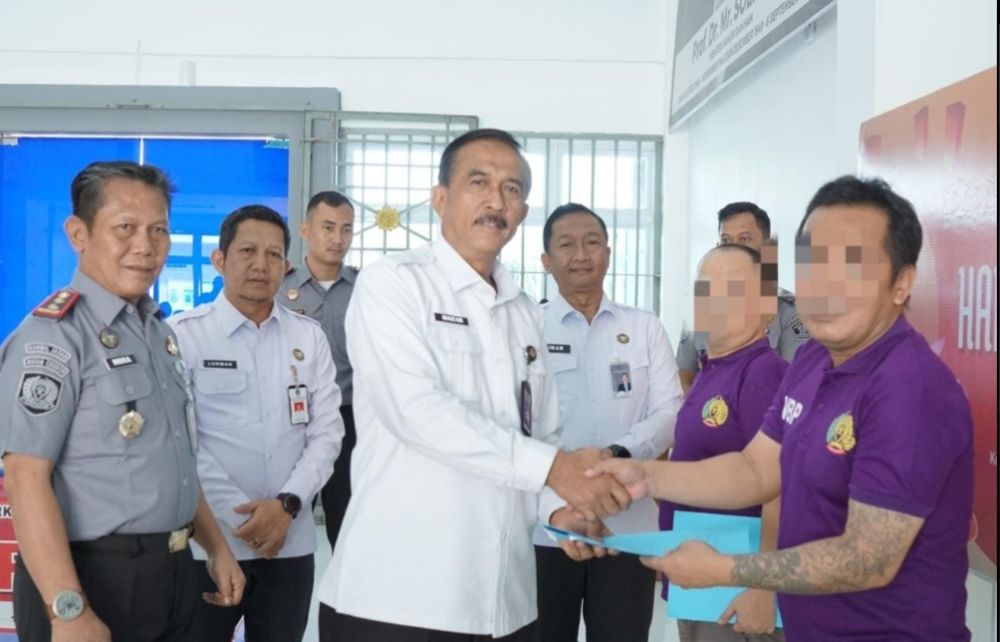Kanwil Kemenkumham Riau, Maizar serahkan Remisi Waisak 2025 di Lapas Narkotika Rumbai, Pekanbaru (foto/int)