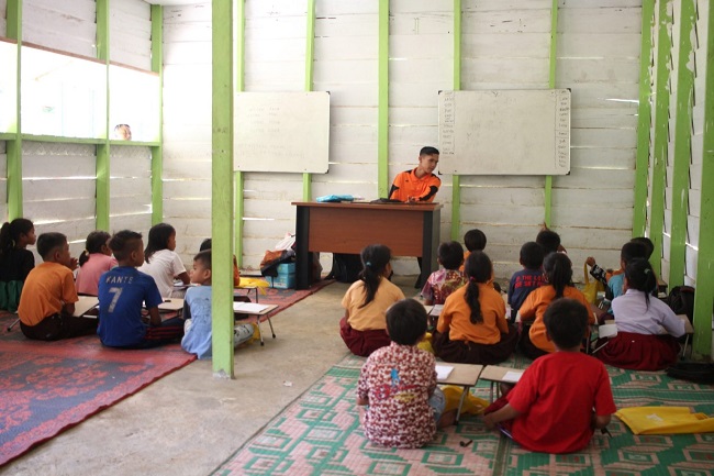 Guru pertama di SDN 016 Kampung Baru Lokal Jauh, Ebib Sandro Mandro, yang pernah meraih SIA tahun 2023 saat tengah mengajar anak-anak Suku Talang Mamak. Guru Ebib kini sudah tak lagi mengajar di situ.