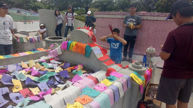 Terlihat salah seorang warga Tionghoa melakukan tradisi Ceng Beng