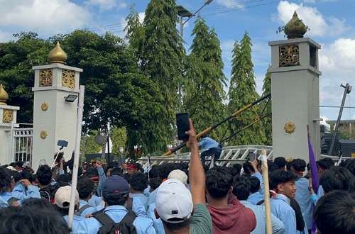 Massa mahasiswa Unri berhasil menumbangkan pagar Kantor Gubernur Riau.(foto: sri/halloriau.com)