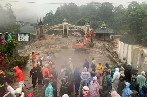 Jembatan kembar Silaing, Padang Panjang, Sumbar tertimbun longsor.(foto: int)