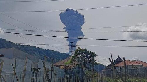 Visualisasi Gunung Marapi di Sumatera Barat saat terjadi erupsi, Rabu (14/5/2025) pukul 09:42 WIB pagi. (Foto: Tribun Padang)