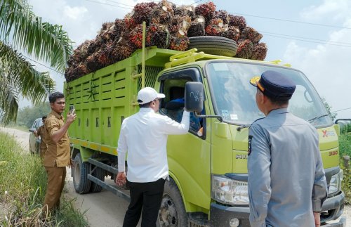 Tidak berkontribusi memperbaiki jalan rusak, Bupati Zukri tegur perusahaan sawit di Pelalawan (foto/Andy)