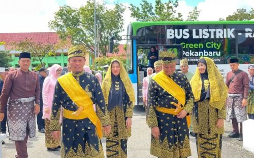 Dari Tenayan Raya ke DPRD, Walikota Agung Nugroho dan Wawako Markarius naik bus listrik di Hari Jadi Pekanbaru (foto/tribunpku)