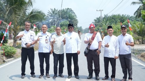 Bupati Zukri tinjau pengaspalan Jalan CSR PT Arara Abadi di Desa Batang Kulim, Pelalawan (foto/Andy)