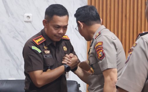 Kapolres Pelalawan, AKBP Ahmad Nur Ari bersama Kajari Pelalawan, Dr Eka Nugraha.(foto: andi/halloriau.com)