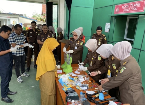 Kajari Inhil Nova Puspitasari bersama unsur Forkopimda memusnahkan barang bukti berbagai perkara tindak pidana umum di halaman Kantor Kejaksaan Negeri Inhil, Selasa (7/10/2025). (Foto: Ayendra)