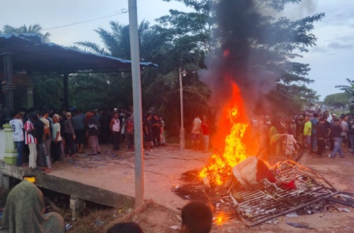 Warga mengamuk di rumah bandar narkoba di Panipahan, Rohil.(foto: mcr)