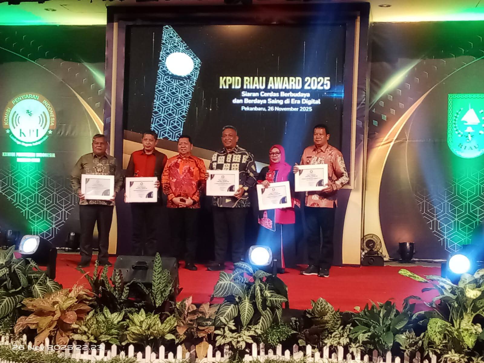 Pemkab Kuansing menerima penghargaan diajang KPID Riau Award 2025 (foto/ist)