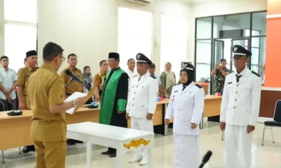Pelantikan tiga Pj Kades di ruang multimedia Kantor Bupati Kuansing (foto/ultra)