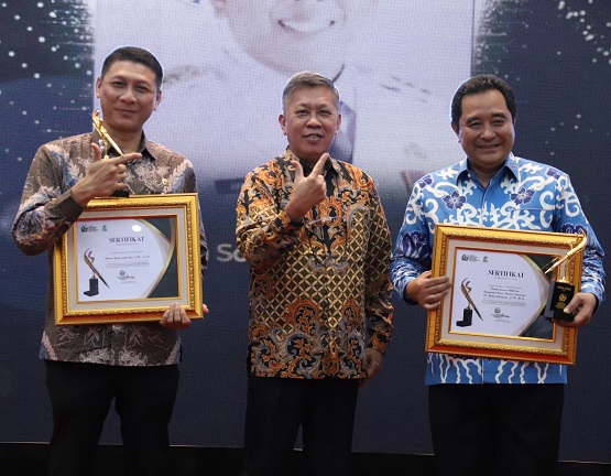 Menteri Desa, PDTT Yandri Susanto, Gubernur Banten Andra Soni, serta Staf Ahli Kemendagri Bakhtiar menerima Penghargaan Pena Emas dari FPRMI, Kamis (17/7/2025).