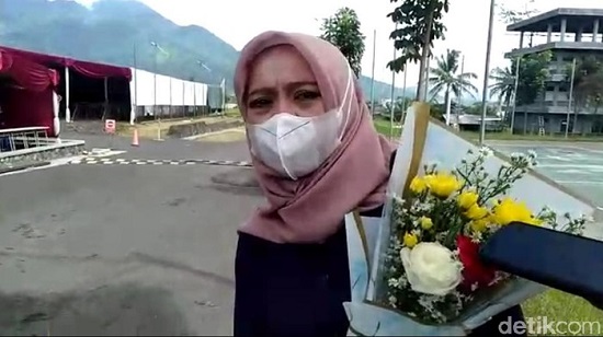 Nia menggantikan wisuda anaknya.