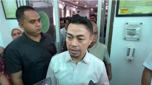 Risnandar Mahiwa eks Pj Walikota Pekanbaru saat memberikan keterangan usai menjalani sidang agenda tuntutan, Selasa (12/7/2025) siang. (Foto: Tribun Pekanbaru)
