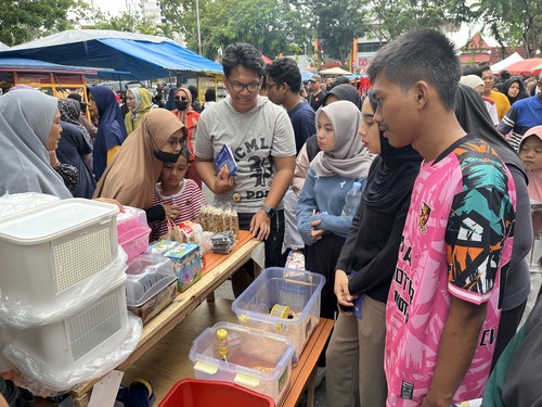 Berburu jajanan menjadi daya tarik utama CFD bagi Gen Z di Pekanbaru. (Foto: Sri Wahyuni)