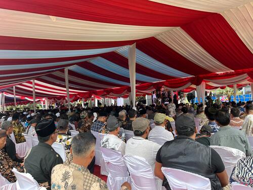 Ribuan warga Siak padati DPRD Siak untuk menghadiri pelantikan Bupati-Wakil Bupati Siak terpilih, Afni-Syamsurizal. (Foto: Sri Wahyuni)