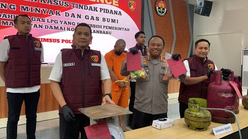 Polda Riau mengungkap praktik pengoplosan gas LPG subsidi 3 kg ke tabung non-subsidi di Marpoyan Damai dan menetapkan dua tersangka. (Foto: Fitri Yani)