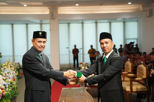 Ketua Umum YLPI Riau, Zulfikar Ahmad, resmi melantik Admiral sebagai Rektor Universitas Islam Riau (UIR) periode 2025-2029. (Foto: Istimewa)