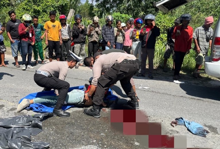 Polisi evakuasi jasad seorang driver Shopee Food yang jadi korban kecelakaan Jalan Siak 2, Pekanbaru (foto/ist)