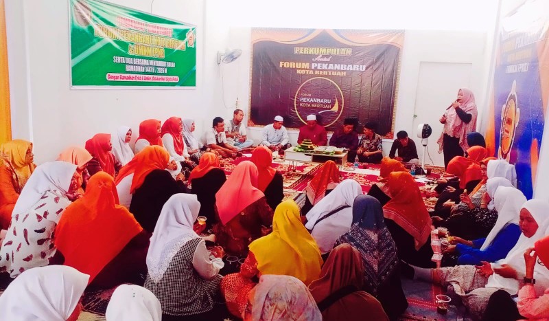 Doa Bersama dan Pemotongan Tumpeng saat peresmian Sekretariat FPKB di Jalan Lumba-lumba, Pekanbaru (foto/ist)