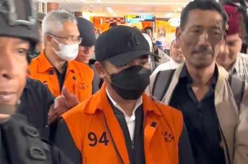 Gubernur Riau nonaktif, Abdul Wahid tiba di Pekanbaru mengenakan rompi orange dan dikawal ketat.(foto: tribunpekanbaru.com)