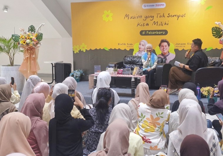 Rintik Sedu menyapa pembaca di Pekanbaru, Pasukan Paus Lepas Rindu di Gramedia Sudirman (foto/riki)