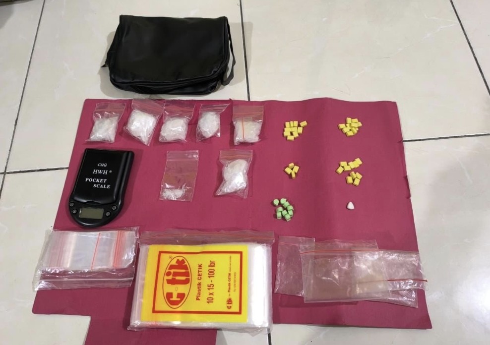Barang bukti puluhan butir ekstasi dan 79 gram sabu disita di Pekanbaru (foto/ist)