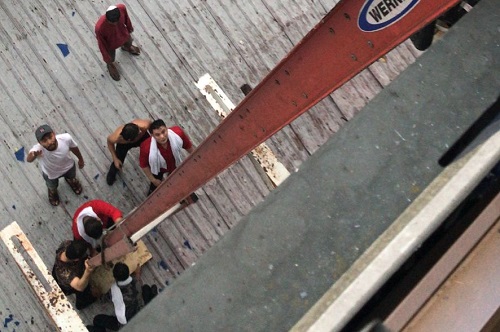 Warga bantu proses evakuasi tamu yang masih terjebak di dalam Hotel New Hollywood Pekanbaru.(foto: istimewa)