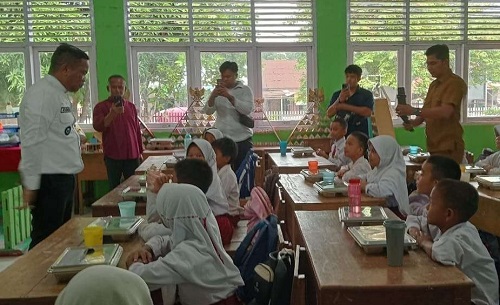 Bupati Pelalawan, Zukri saat meninjau pelaksanaan program MBG.(foto: int)