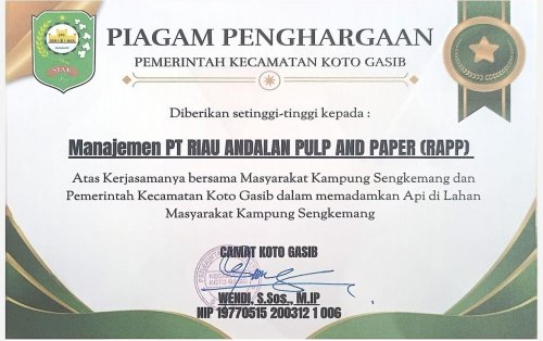Penghargaan dari Pemcam Koto Gasib kepada PT RAPP dalam kerjasama penanggulangan karhutla.(foto: istimewa)