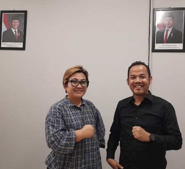 Ketua Asosiasi Pengelola Pusat Belanja Indonesia (APPBI) DPD Riau, Acdelina Tamaela (kiri) berpose semangat, usai diwawancarai mcr, Rabu (11/12) di Pekanbaru.