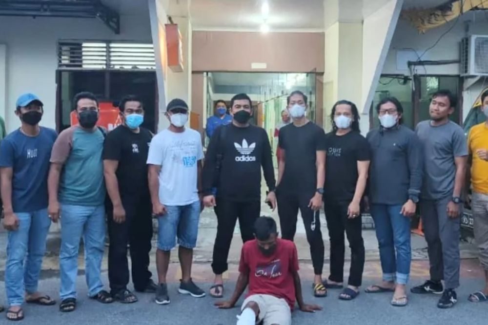 Pelaku diamankan polisi. 