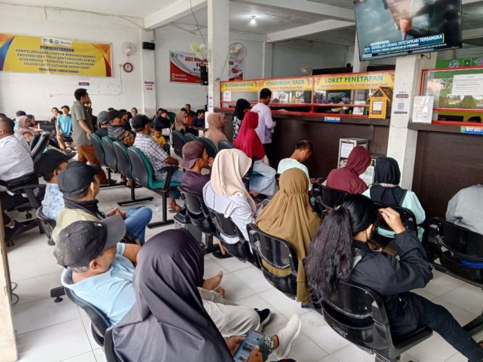 Realisasi penerimaan PKB dan PAP di UPT pendapatan kubang lampaui target (foto/MC.Riau)