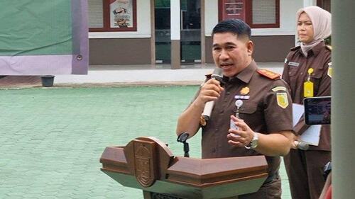 Kepala Kejaksaan Negeri Pelalawan, Azrijal. (Foto: Int)