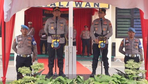 Khidmat dan hari - Farewell Parade kenal pamit Kapolres Pelalawan dari AKBP John Louis Letedara ke AKBP Ahmad Nur (foto/Andy)
