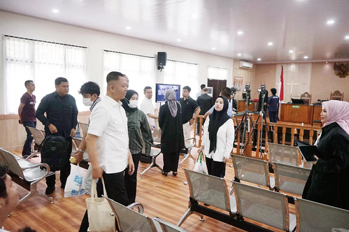 Mantan Pj Walikota Pekanbaru Risnandar Mahiwa, mantan Sekko Pekanbaru Indra Pomi, dan mantan Plt Kabag Umum Setdako Pekanbaru Novin Karmila saat menjalani sidang di Pengadilan Tipikor Pekanbaru. (Foto: EVAN GUNANZAR/RIAU POS)