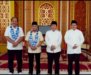 Bupati Asahan Surya bersama Wakil Bupati dan rombongan, disambut Bupati Sukiman, Sekda Abdul Haris, saat kunjungan ke Masjid Agung Islamic Center Rohul.
