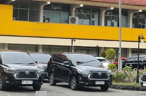 Sejumlah mobil Tim KPK saat menggeledah Disdik Riau.(foto: dok/halloriau.com)