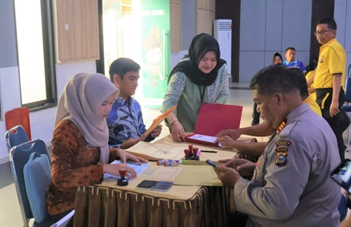 Sejumlah personel Polres Dumai mengajukan permohonan paspor melalui layanan Eazy Passport yang digelar Kantor Imigrasi Dumai (foto/bambang)