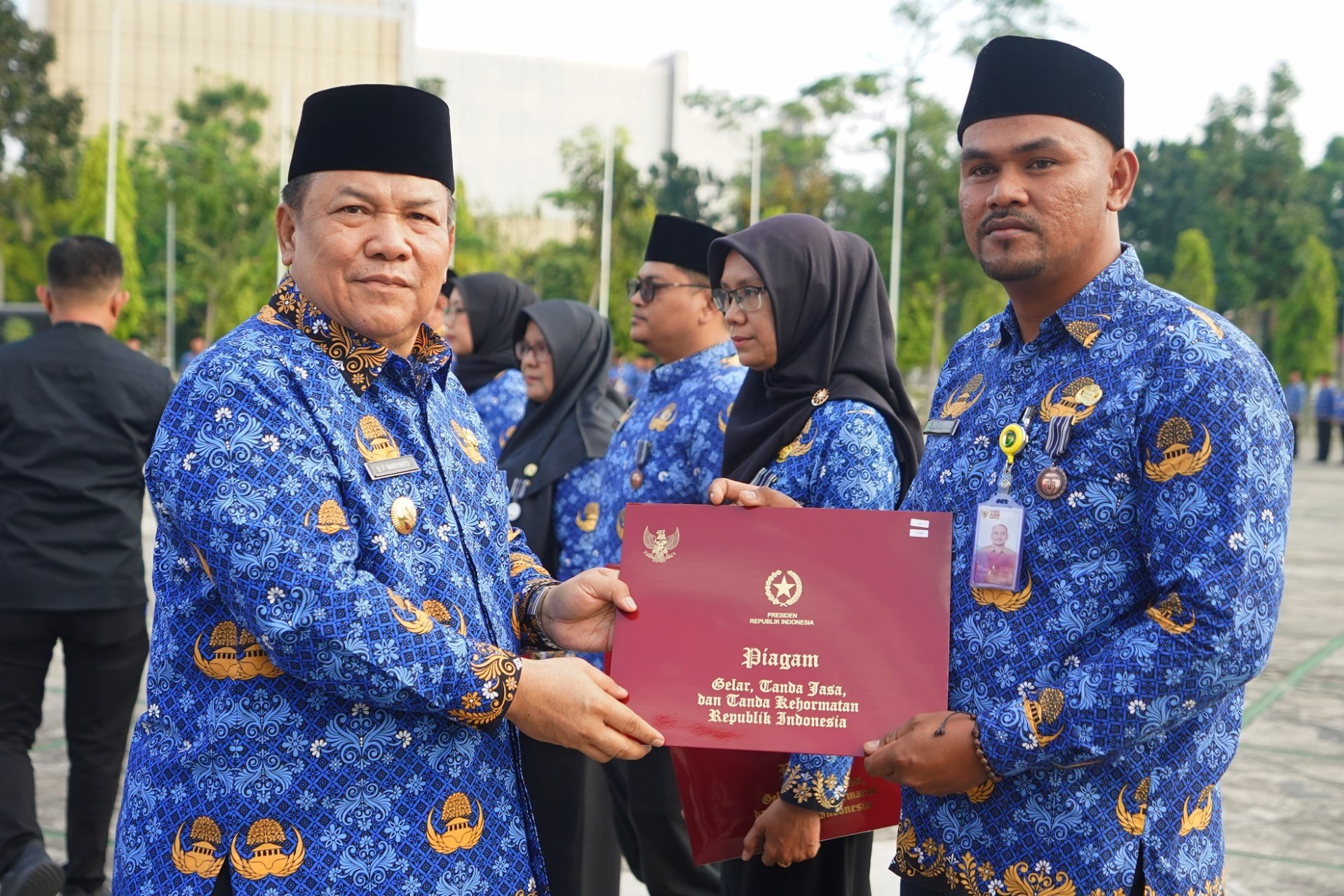 Plt Gubernur Riau, SF Hariyanto menyerahkan anugerah Satya Lencana kepada ASN Pemprov Riau saat HUT ke-54 Korpri.(foto: mcr)