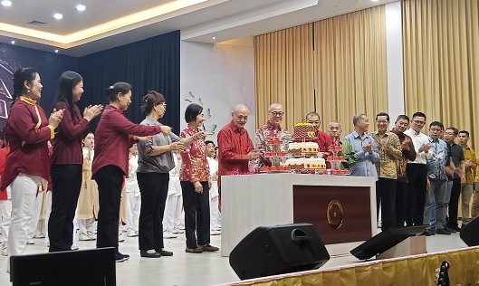 Pemotongan kue ulang tahun ke-18 Maha Vihara dan Pusdiklat Bumi Suci Maitreya (foto/MRC)