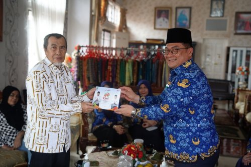 Gubernur pada masanya Syamsuar menerima jemputan HUT ke-69 Riau dari Sekdaprov Riau Syahrial Abdi (foto/ist)